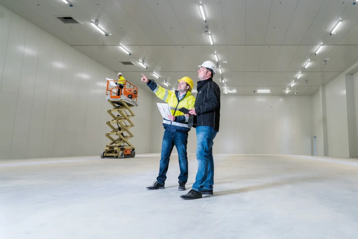 Kühlhalle mit Arbeitern