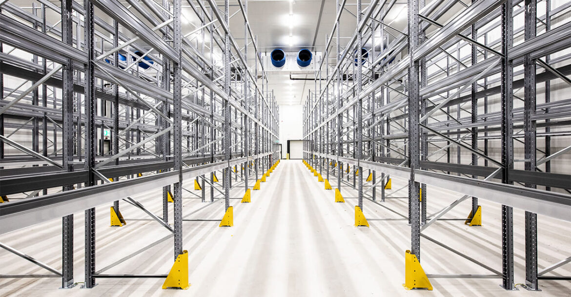 Hochregallager im Tiefkühlbereich mit moderner Kühltechnik und optimaler Raumnutzung für industrielle Anwendungen.