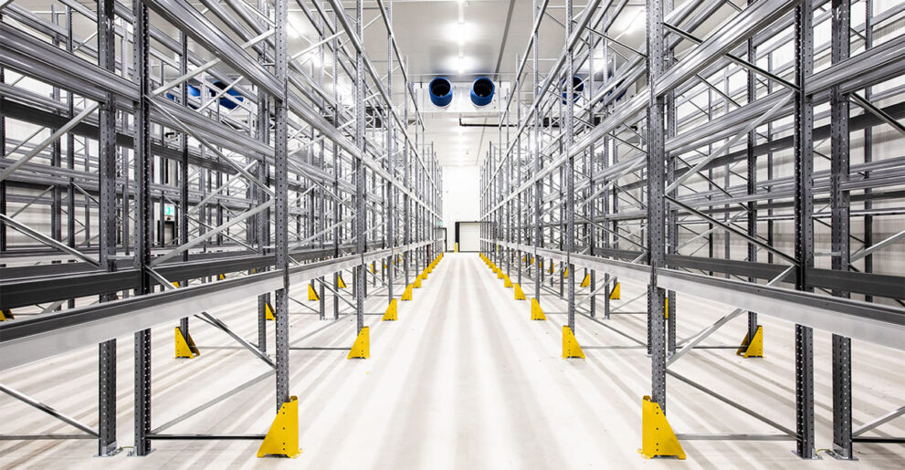 Hochregallager im Tiefkühlbereich mit moderner Kühltechnik und optimaler Raumnutzung für industrielle Anwendungen.
