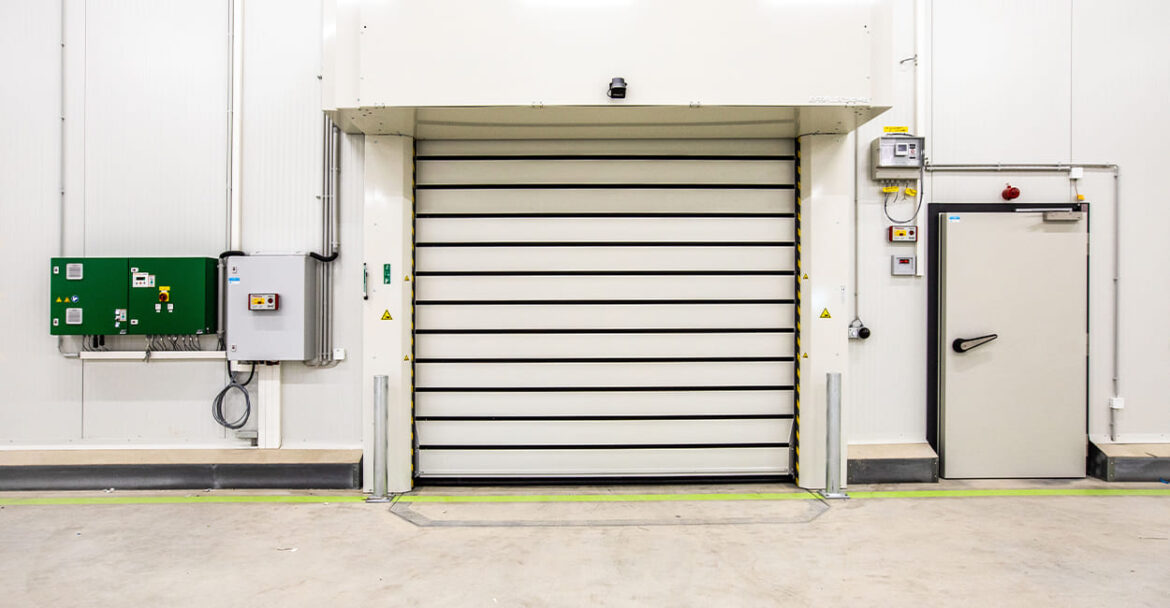 Industrie-Kühlraum mit Hochregalen und energieeffizienter Kühltechnik für sichere Lagerung temperaturempfindlicher Waren.